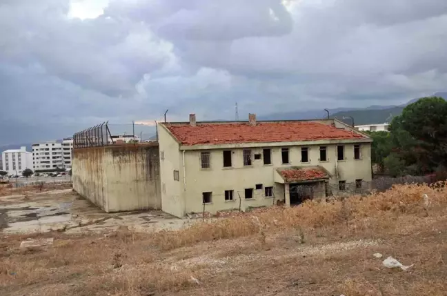İzmir Aliağa'da Metruk Haldeki Eski Kapalı Cezaevi Yıkılacak