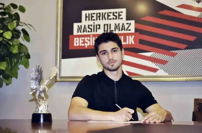 Beşiktaş'ta genç futbolculara profesyonel sözleşme imzalandı