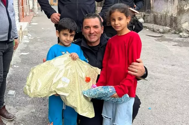 İzmir Konak İlçe Emniyet Müdürlüğü, Dezavantajlı Mahallelerdeki Çocuklara Yılbaşı Hediyesi Verdi