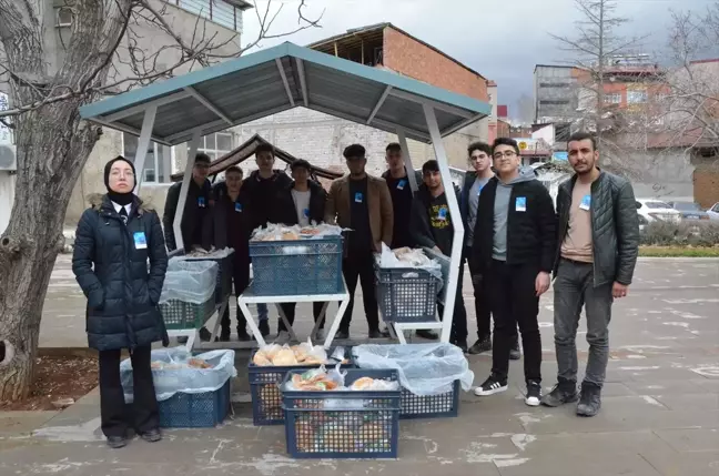 Afşin'de Öğrenciler Öğretmenlerinin Anısına Çörek Dağıttı