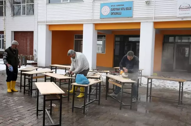 Gönüllü Öğretmenler ve Milli Eğitim Personeli Okulları Onarıyor