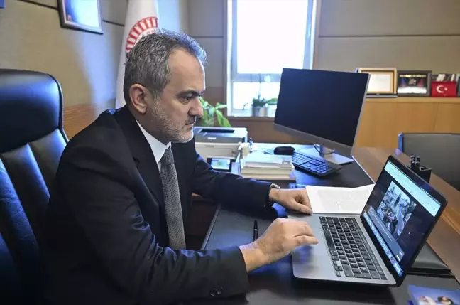 TBMM Milli Eğitim, Kültür, Gençlik ve Spor Komisyonu Başkanı Mahmut Özer, AA'nın 'Yılın Kareleri' oylamasına katıldı