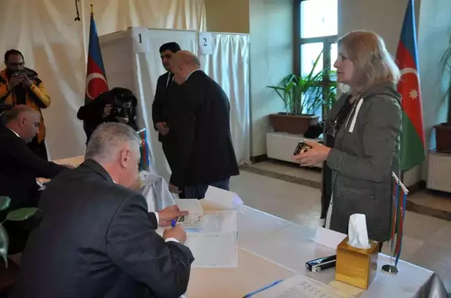 Kars'ta Azerbaycanlılar Cumhurbaşkanını Seçmek İçin Oy Kullanıyor