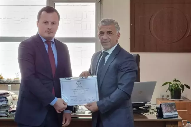 AK Parti'den Çaykara Belediye Başkanı Hanefi Tok mazbatasını aldı