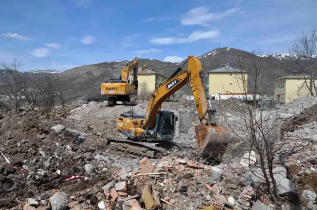 Tunceli'de ağır hasarlı binaların yıkımı devam ediyor