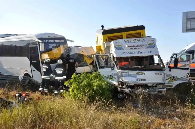 Tekirdağ'da kırmızı ışıkta bekleyen iki işçi servisine kamyonet çarptı, 18 kişi yaralandı