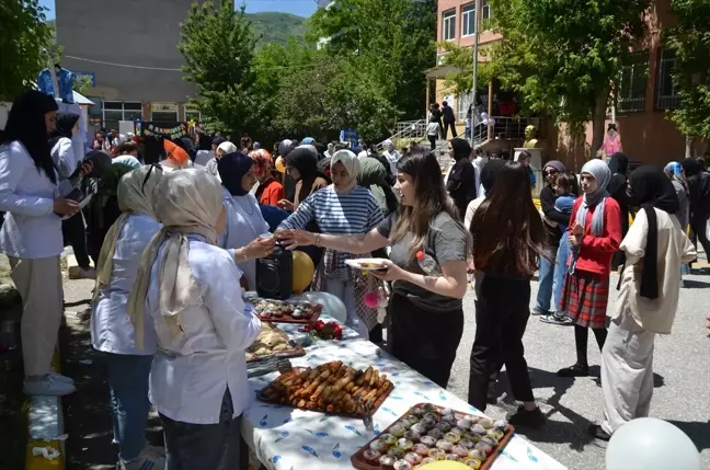 Muş'ta lise öğrencileri atık malzemelerden yapılan ürünleri sergiledi