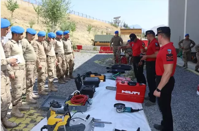 Hakkari'de jandarma personeline arama kurtarma eğitimi