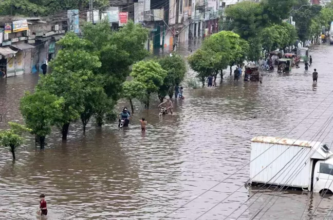 Pakistan'da yoğun yağışlar sonucu can kaybı