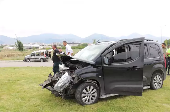 Erzurum'da iki hafif ticari araç çarpıştı, 9 kişi yaralandı