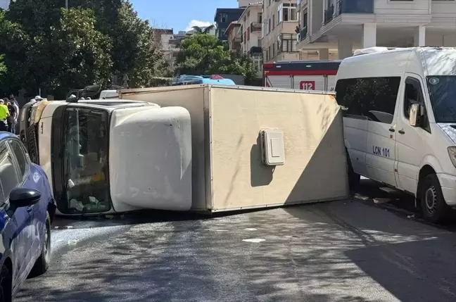 Maltepe'de kamyonet ile minibüs çarpışması: 1 kişi hafif yaralandı