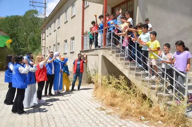 Hakkari'de Gençler Köyleri Geziyor, Çocukları Eğlendiriyor