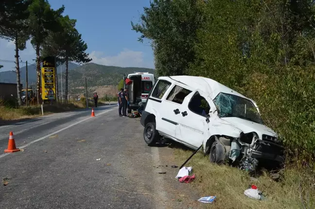 Çorum'un Laçin ilçesinde hafif ticari araç devrildi, 4 kişi yaralandı