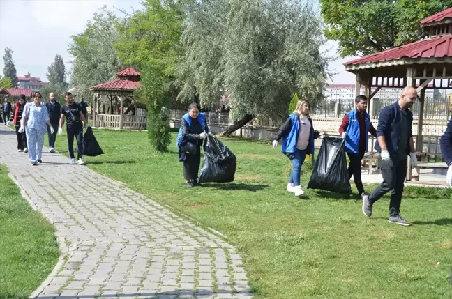 Yüksekova'da Çevre Temizliği Etkinliği Düzenlendi