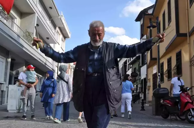 62 Yaşındaki Gün Ilgın, Sokaklarda Dans Ederek Geçimini Sağlıyor