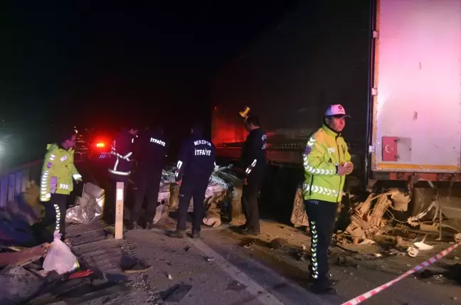 Amasya'da Lastiği Patlayan Tıra Çarpan Otomobilin Sürücüsü Hayatını Kaybetti