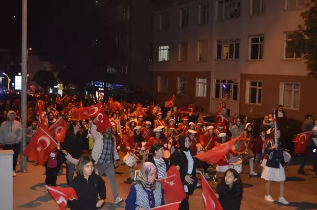 Darıca'da Cumhuriyet Bayramı Fener Alayı Düzenlendi