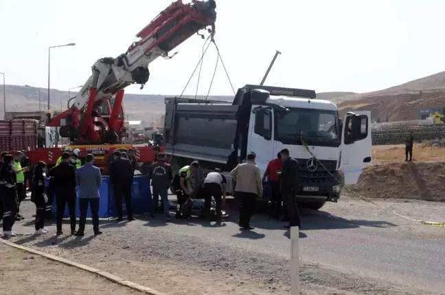 Cizre'de Kamyon ve Motosiklet Çarpıştı: 1 Kişi Hayatını Kaybetti