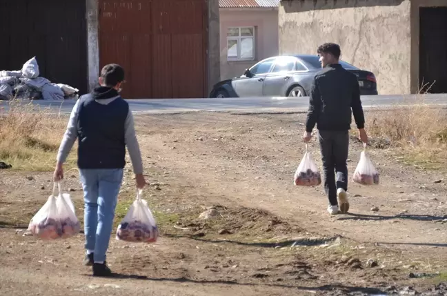 Yüksekova'da 70 Yıllık Taziye Geleneği: Kurban Eti İhtiyaç Sahiplerine Dağıtılıyor