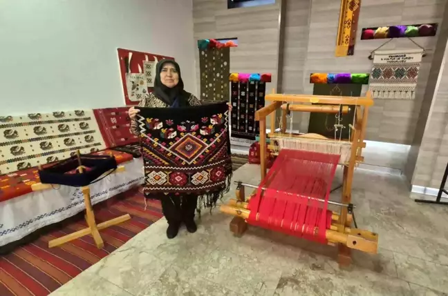 Hatice Çınar, 110 Yıllık Çeyizle Karacakılavuz Dokumasını Yaşatıyor