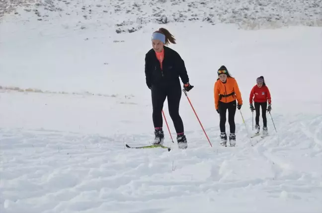 Yüksekova'da Kayak Sporcuları Milli Takım Hedefiyle Antrenmanlarını Sürdürüyor