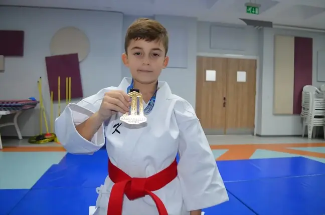 7 Yaşındaki Deniz Aydemir, Uluslararası Karate Şampiyonu Oldu