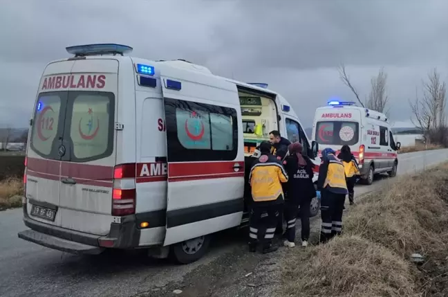 Çorum'da Kamyonla Çarpışan Otomobildeki Karı Koca Yaralandı