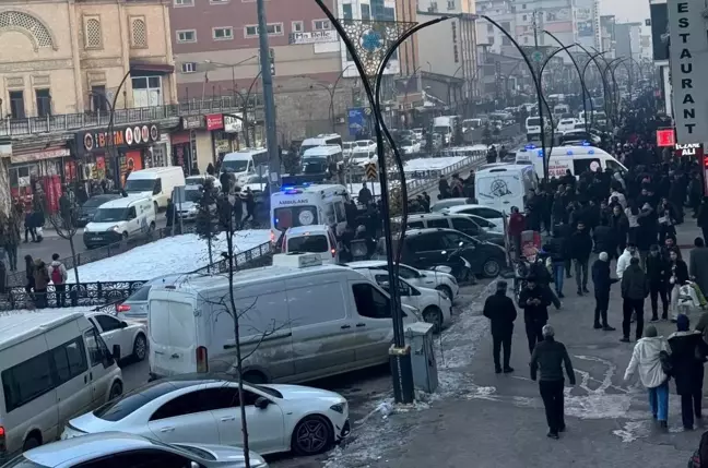 Yüksekova'da Bıçaklı Kavga: 1 Kadın 3 Yaralı