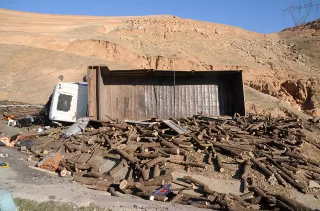 Cizre'de Freni Boşalan Kamyon Devrildi, 2 Yaralı