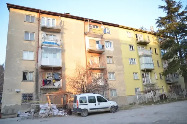 Konya'da Çatlaklar Nedeniyle İki Bina Boşaltıldı