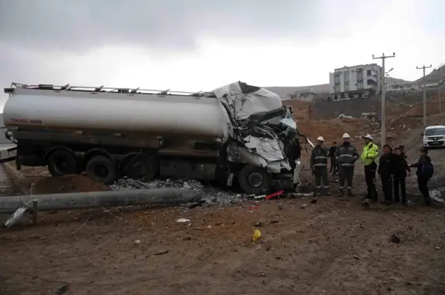 Cizre'de Freni Boşalan Akaryakıt Tankeri Elektrik Direğine Çarptı