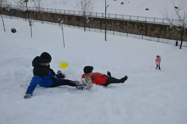 Muş'ta Kar Yağışı Eğlencesi: Çocuklar Karda Keyifli Anlar Geçirdi