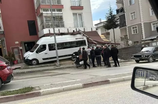 Tokat'ta Park Halindeki Minibüs İş Yerine Girdi