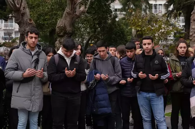 Denizli'deki Trafik Kazasında Hayatını Kaybeden Öğretmen ve Öğrencinin Cenazeleri İzmir'de Toprağa Verildi