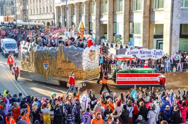 Köln'deki Gül Pazartesi Karnavalı Coşkuyla Kutlandı