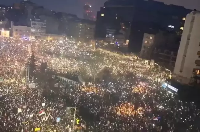 Sırbistan'da 'ülke tarihinin en kalabalık protestosu' düzenlendi