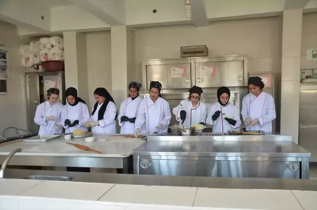 Muş'ta Aşçılık Eğitimi: Öğrenciler Uygulamalı Eğitimle Yetkinlik Kazanıyor