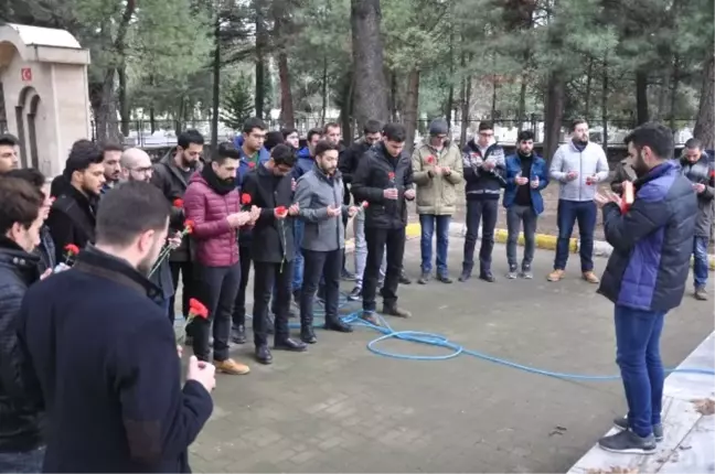 Üniversiteliler Hem Şehitliği Temizledi, Hem Dua Etti