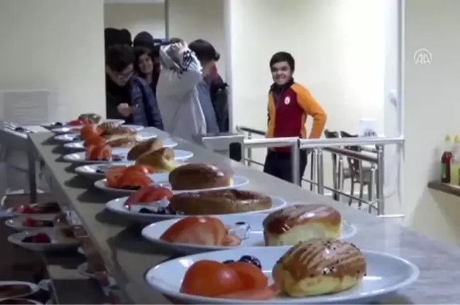 Rektörün Jesti! Gece Ders Çalışan Öğrenciye Ücretsiz Çay ve Simit