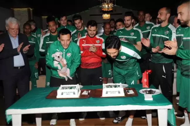 Bursaspor'da Antrenman Öncesi Batalla ve İsmail'e Doğum Günü Sürprizi