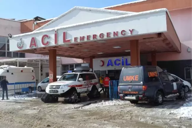 Yolu Kardan Kapanan Köydeki Hasta Çocuk Paletli Ambulansla Kurtarıldı