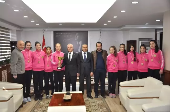 Şampiyon Kızlardan Başkan Kayda'ya Ziyaret