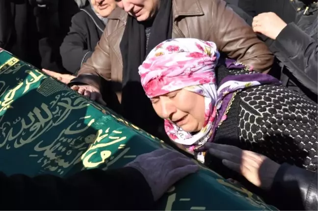 İstanbul'da Eşi Tarafından Öldürülen Sinem Toprağa Verildi