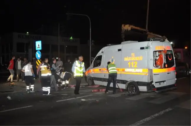 Tarsus'ta Ambulans ile Otomobil Çarpıştı: 4 Yaralı
