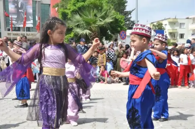 Reyhanlı'da Suriyeli Çocuklardan Kaymakam'a Çiçek