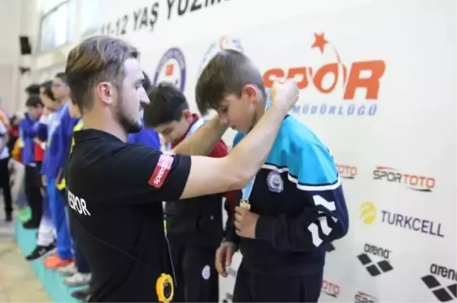 Yıldırımlı Yüzücüler Havuzdan 'Altın' Çıkardı