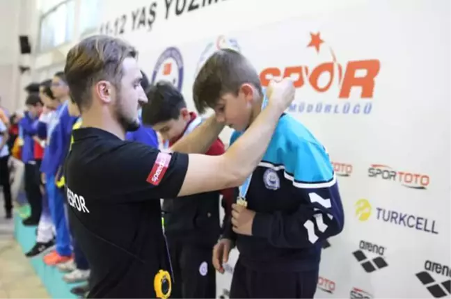 Yıldırımlı Yüzücüler Havuzdan 'ALTIN' Çıkardı