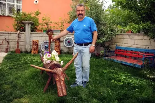 Aykut Öğretmen, Kurduğu Atölyede Heykel ve Rölyef Yapıyor