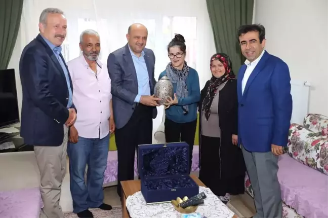 Bakan Işık, Cumhurbaşkanı Erdoğan'ın Karakalem Portresini Çizen Gülşah'a Misafir Oldu