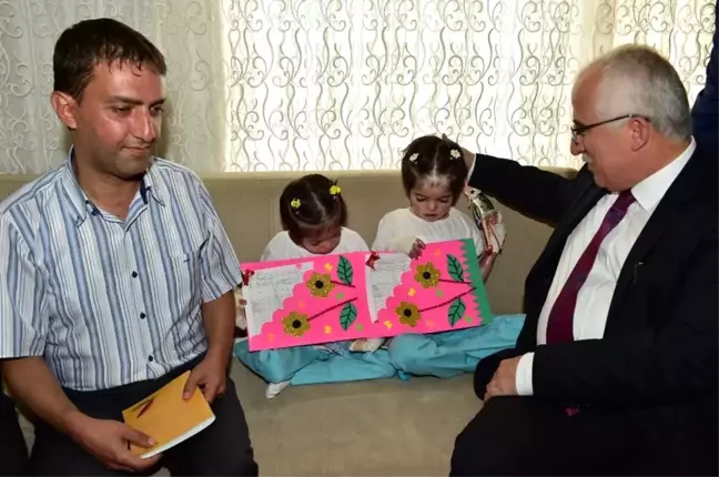 Minik Kelebekler Karnelerini Vali Tuna'dan Aldı